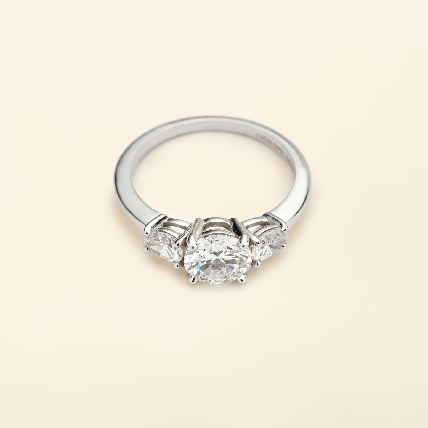 Triolet ring White gold